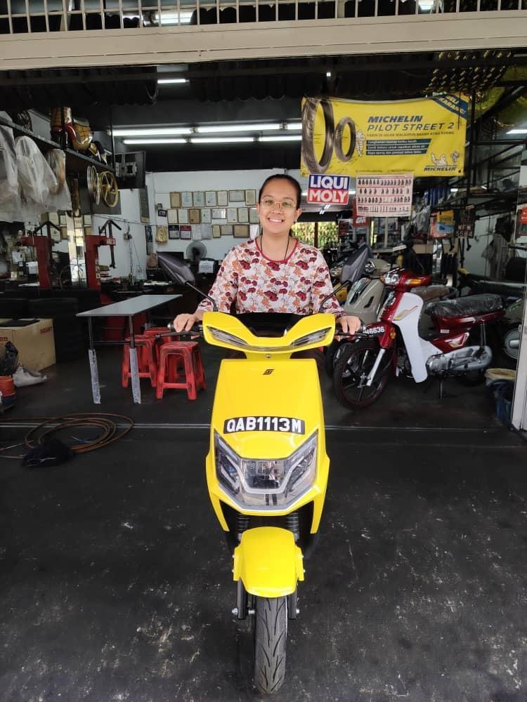 Hok Hing Motor 店外展示的一辆黄色摩托车
