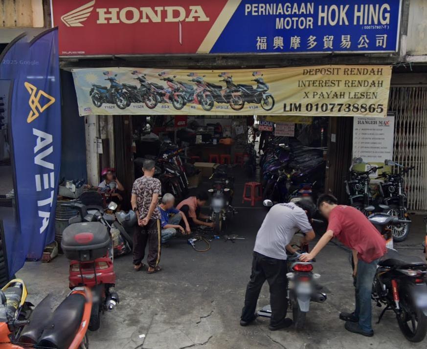 甲洞 Hok Hing Motor 店外的摩托车维修保养工作场景